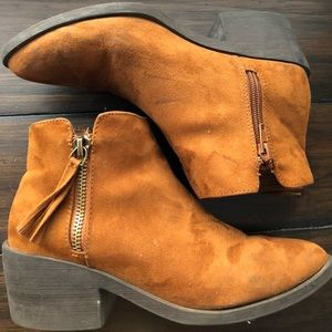 Women’s 5.5 shoes! Brown ankle booties!